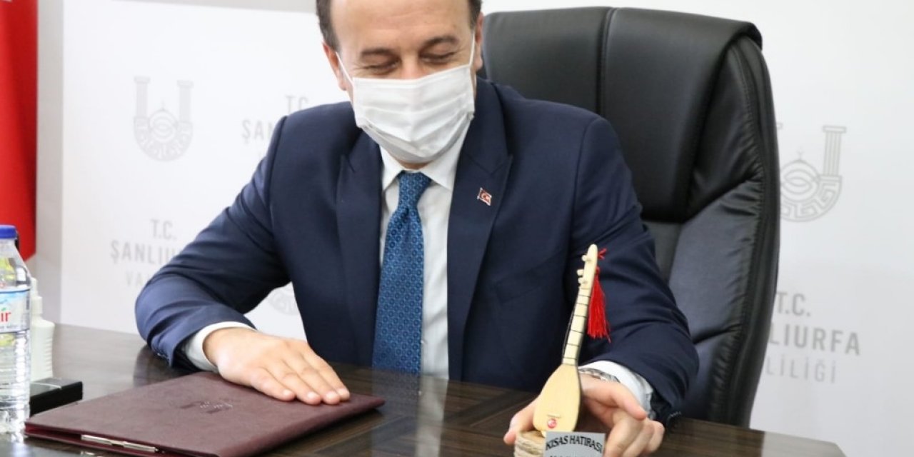 Minik Bağlama Hediyesi Valiyi Sevindirdi