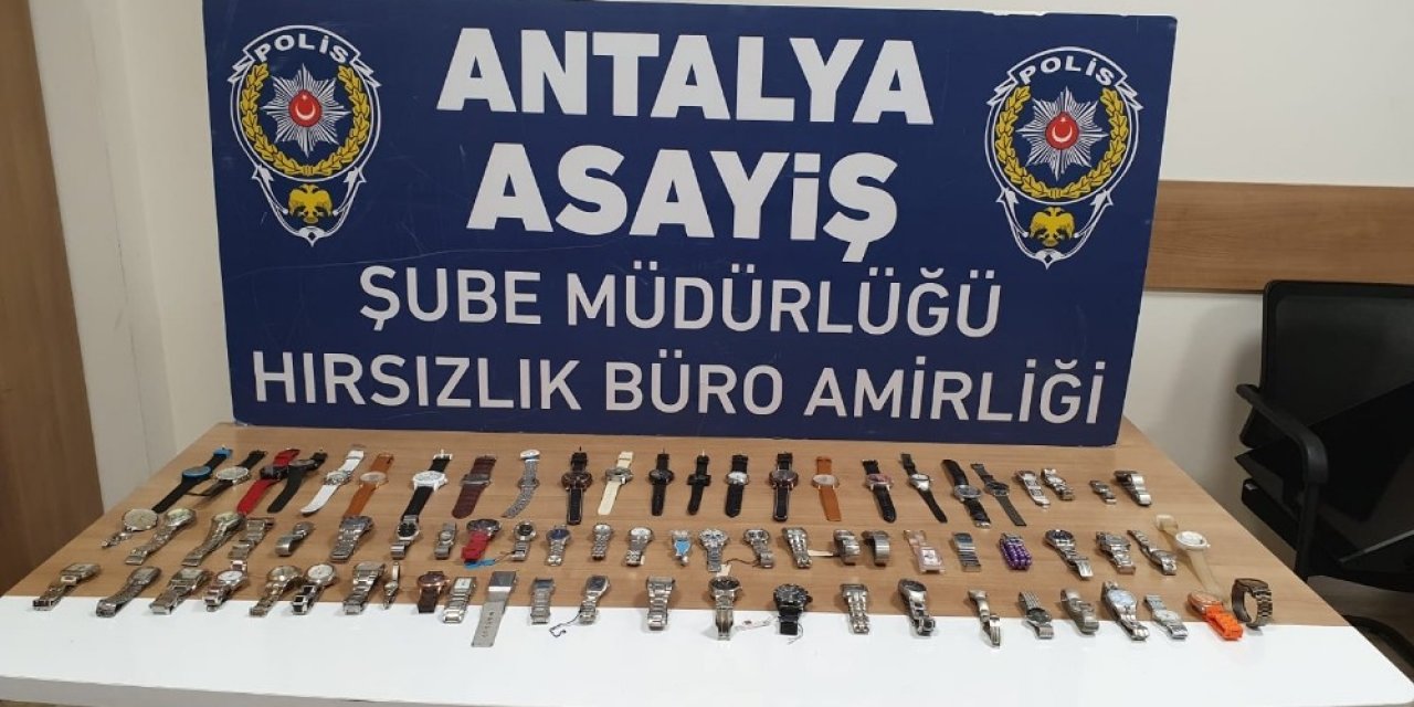 Kapıyı Zorlayarak Girdikleri İş Yerinden 30 Bin Liralık Saat Çaldılar