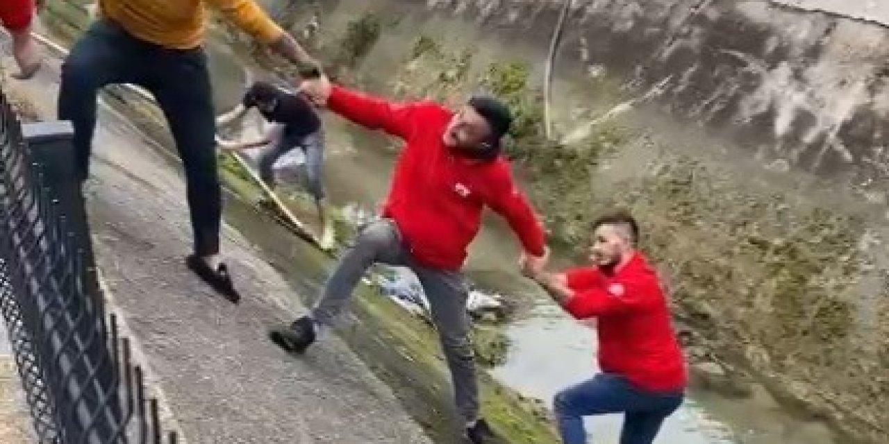 Su Kanalına Düşen Köpek İnsan Zinciriyle Kurtarıldı