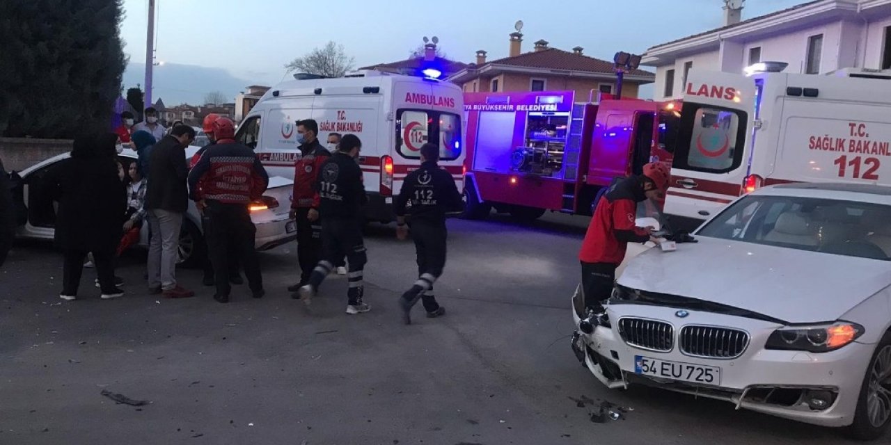 İ̇ki Lüks Otomobil Kafa Kafaya Çarpıştı: 5 Yaralı