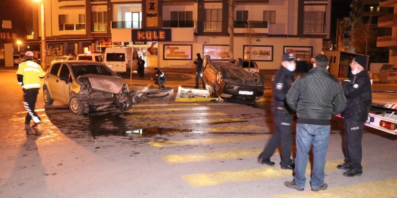 İ̇ki Otomobilin Hurdaya Döndüğü Kazada 1’i Bebek 7 Yaralı