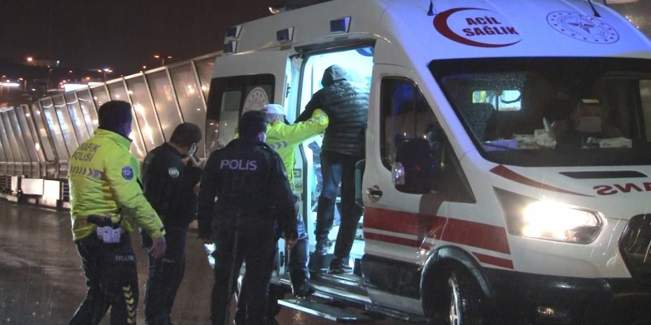 Haliç Köprüsü’nde Kontrolden Çıkan Motosikletli Kurye Bariyerlere Çarptı: 1’i Ağır 2 Yaralı