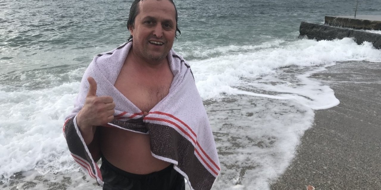 Beylikdüzü’nde Kış Ortasında Denize Girdi