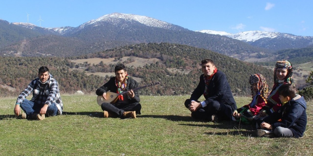 3 Parmağıyla Bağlama Çalan Genç, Usta Sanatçılara Taş Çıkartıyor