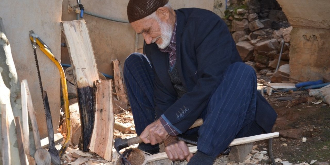 Ahmet Dede Yaptığı Tahta Kaşıkları Gelinlik Kızlara Hediye Ediyor