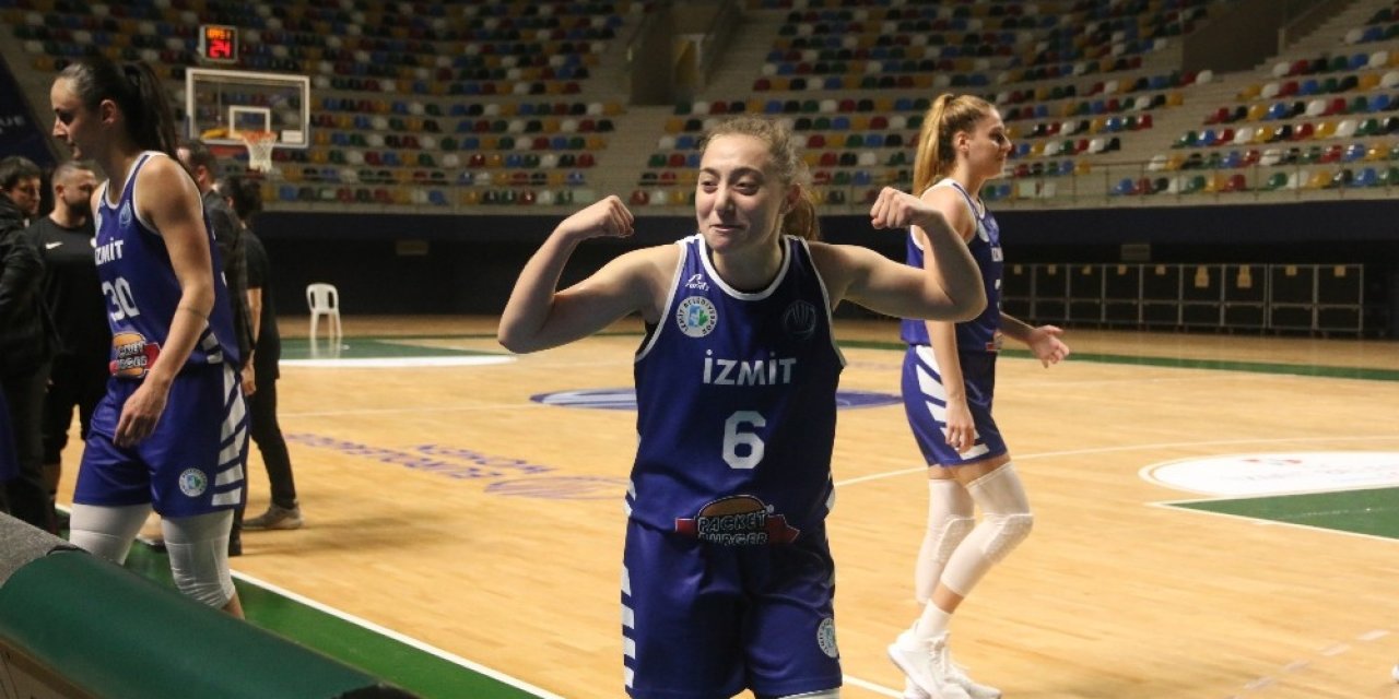 Çağlanur Uzundurukan İle İ̇zmit Belediyespor Yolları Ayırdı