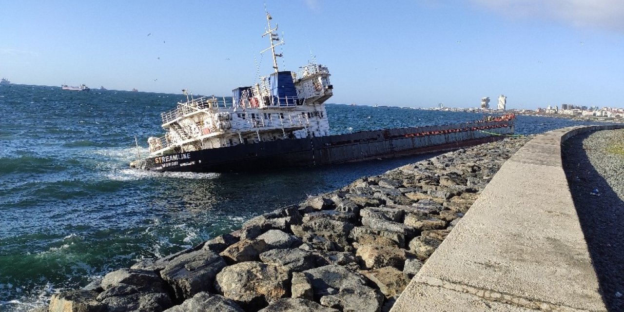 Zeytinburnu’nda Karaya Oturan Gemi Batmasın Diye Halatla Taşlara Bağlandı