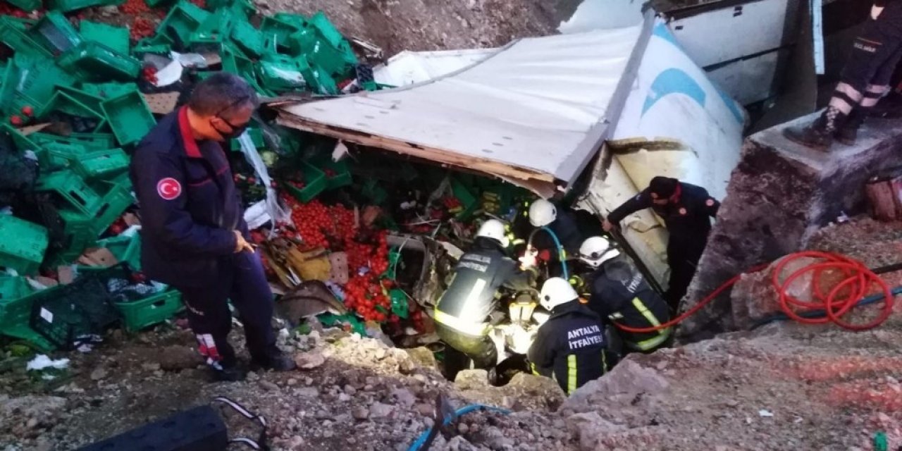Antalya’da Sebze Yüklü Kamyon Devrildi: 1 Ölü