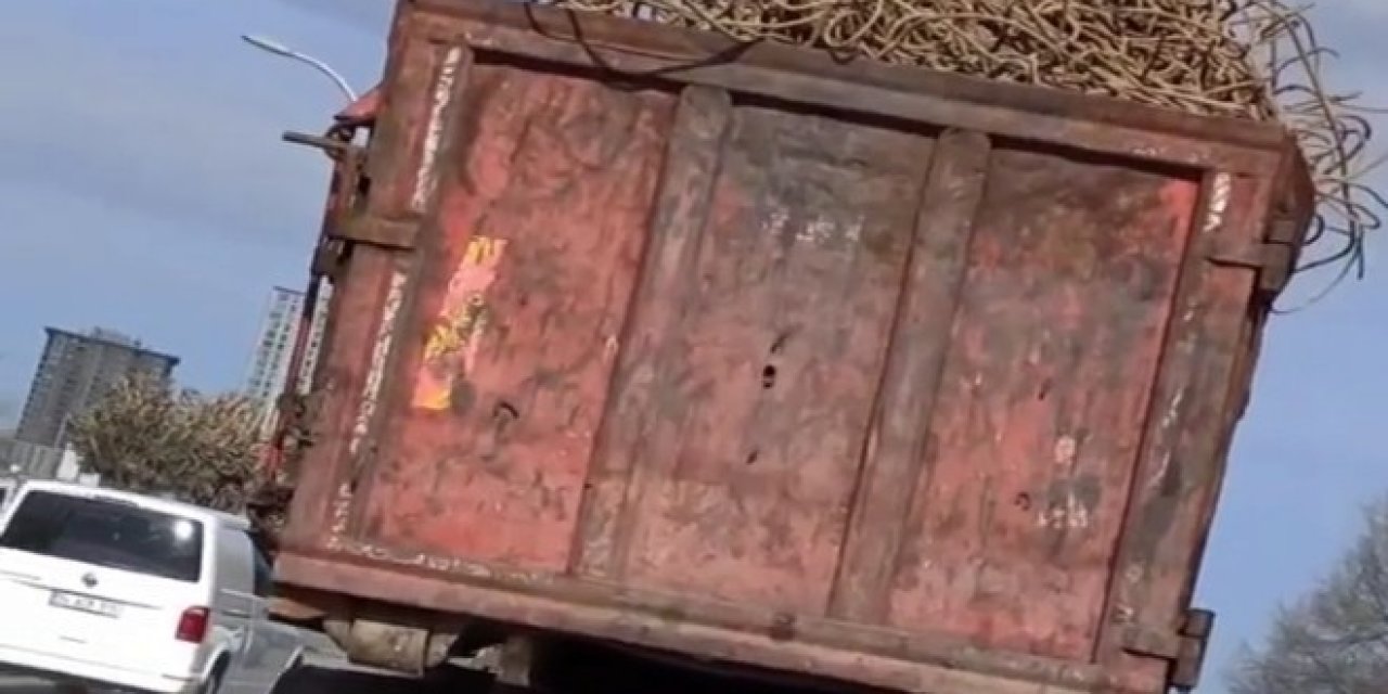 Demir Yüklü Kamyonun Tehlikeli Yolculuğu Kamerada
