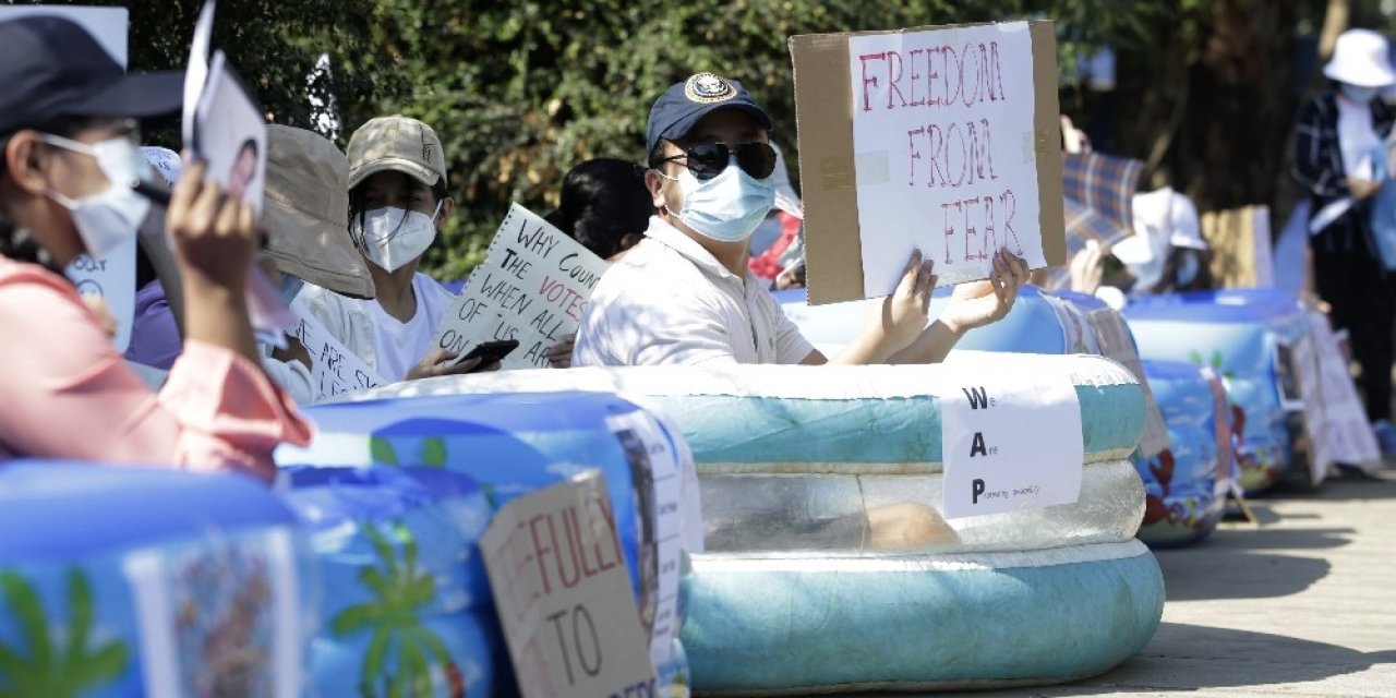 Myanmar’da Darbeye Karşı "kostümlü" Protesto