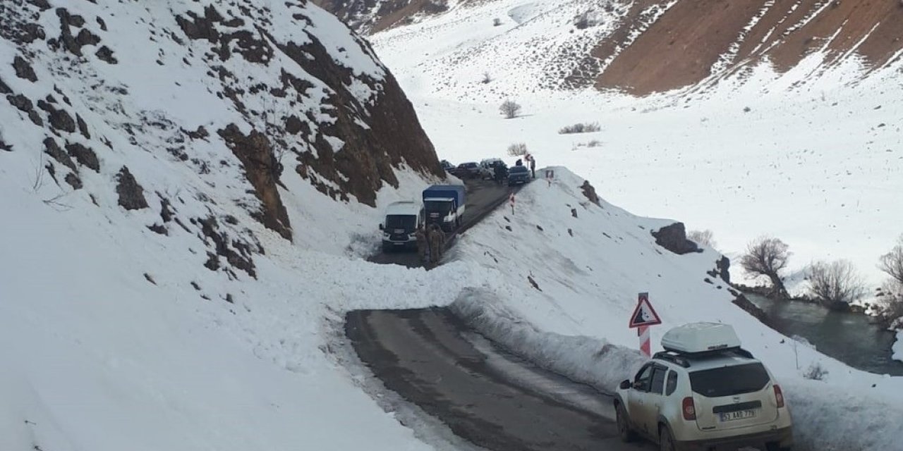 Bingöl’de Çığ Düştü, Yol Kısa Süreli Kapandı