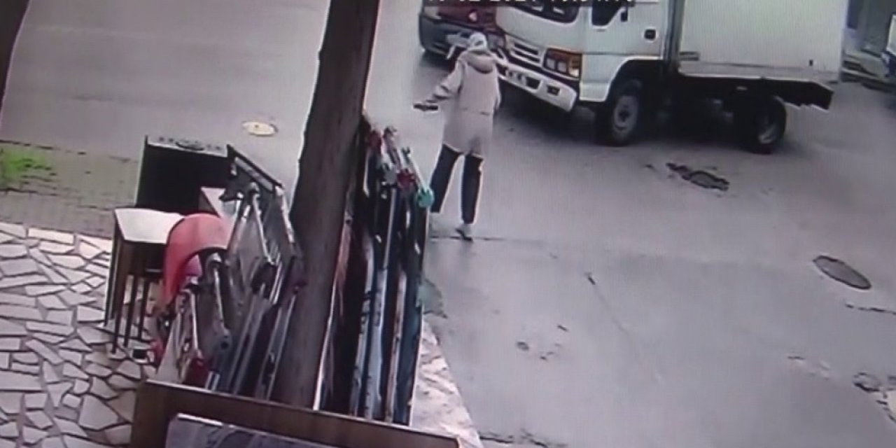 İ̇ki Aracın Altında Kalmaktan Son Anda Kurtuldu