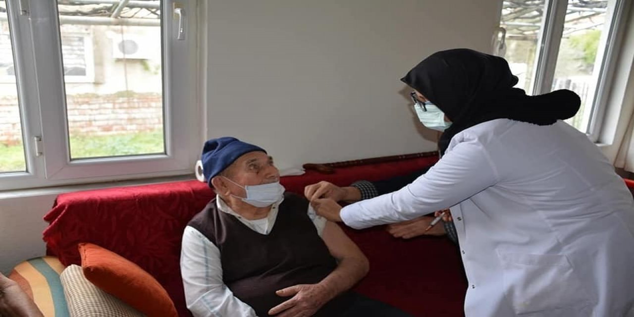 104’lük Dede Ve 88’lik Eşi Aşı Oldu