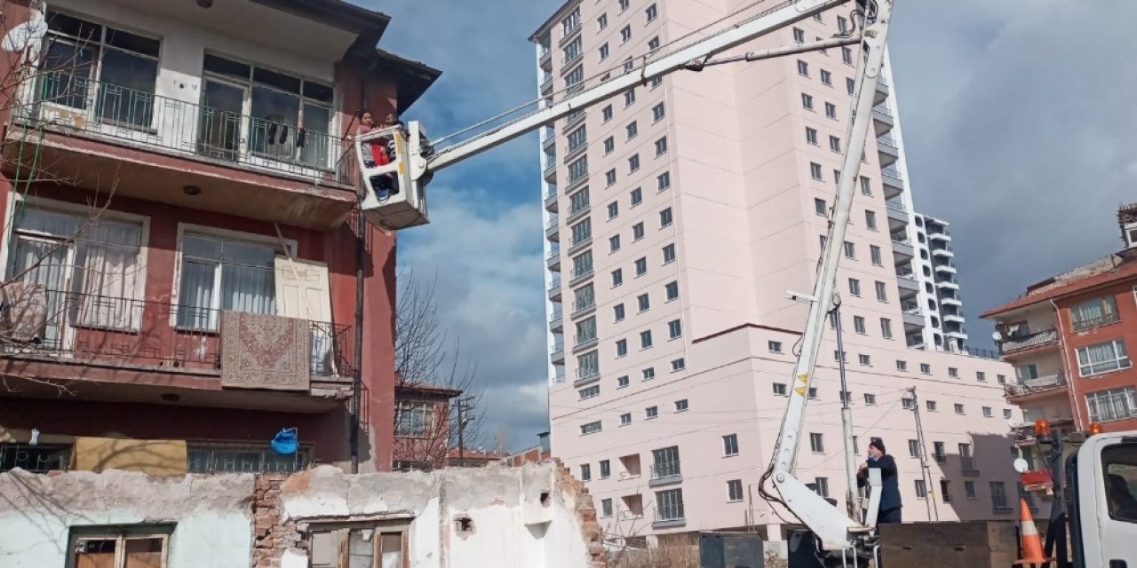 Yangında Mahsur Kalan Aileyi Şantiyedeki Vinç Kurtardı