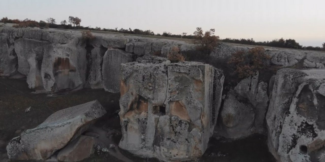 ‘aslantaş Kaya Mezarı’ İlk Günkü Heybetini Koruyor