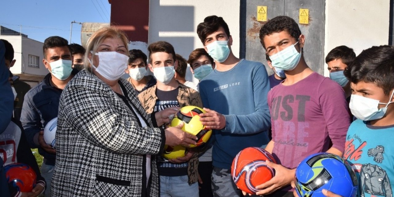 Başkan Erdem Gençleri Futbol Topuyla Sevindirdi