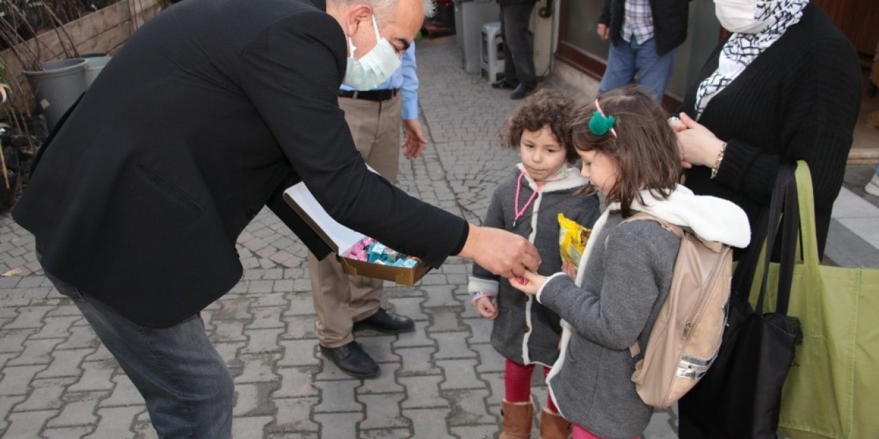 Başkan Bozkurt’tan Çocuklara Çikolata İkramı
