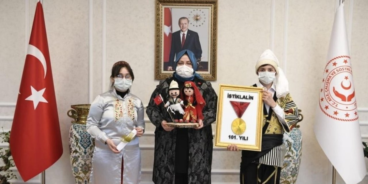 Çocuklar, Bakan Selçuk’a “senem Ayşe” Bebeği Hediye Etti