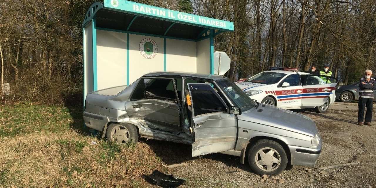 Bartın’da İki Otomobil Çarpıştı: 1 Yaralı