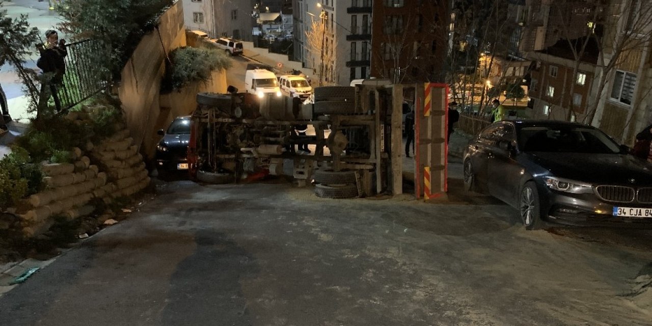 İ̇nşaata Kum Döken Kamyon Yola Devrildi