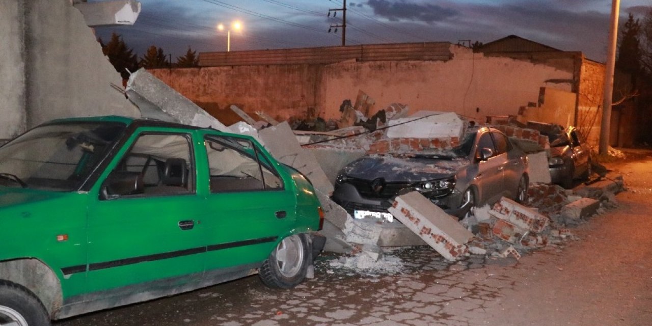 Park Halindeki Otomobillerin Üzerine Beton Düştü
