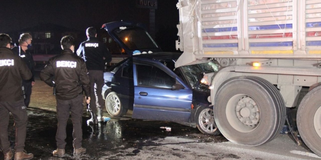 Otomobil Tırın Altında Girdi: 1 Ölü