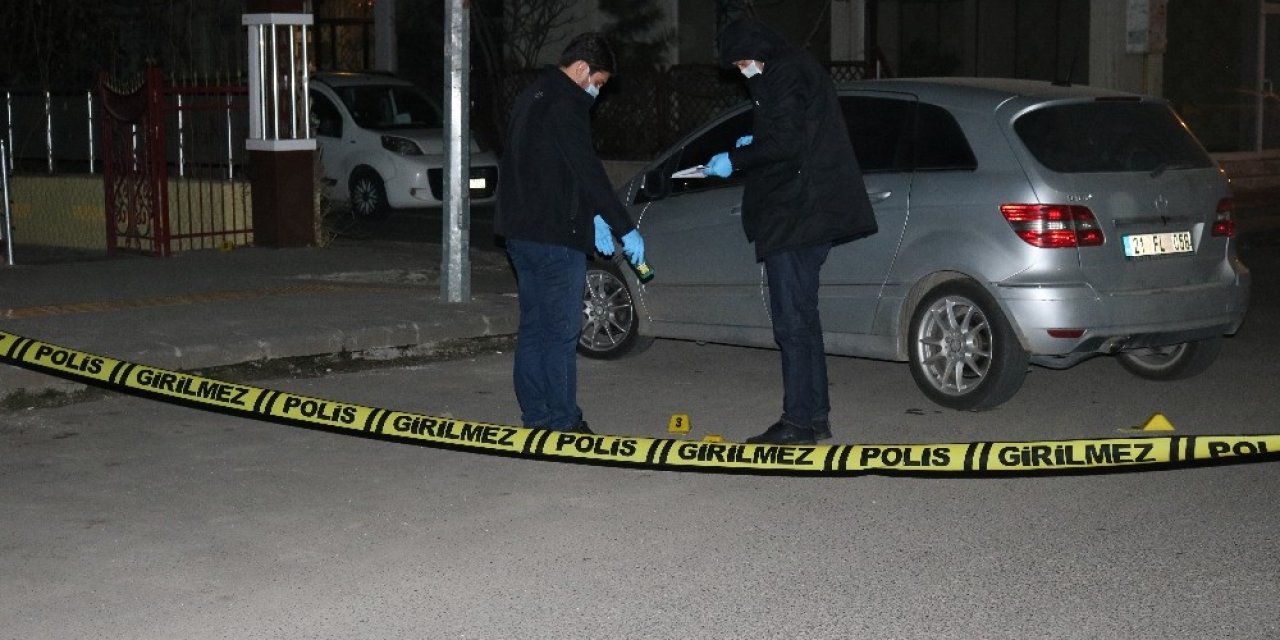Sokak Ortasında Tartışan Gruba Ticari Araçtan Silahlı Saldırı: 2 Yaralı