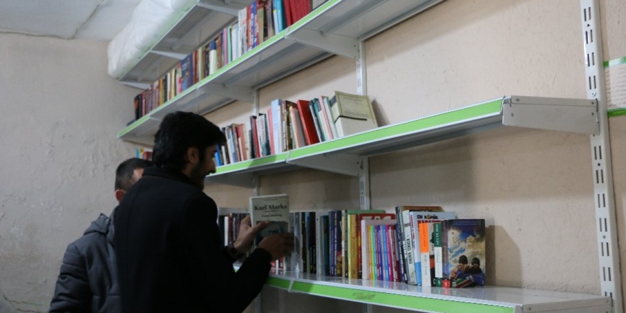 Şırnaklı 3 Kardeş Marketlerindeki Üç Rafı Müşterilerin Okuması İçin Kitaplara Ayırdı