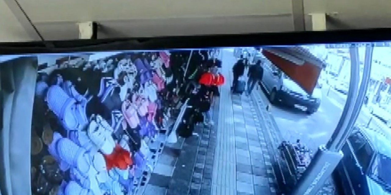 Babanın 16 Yaşındaki Kızını Bıçakladığı Anlar Güvenlik Kamerasında