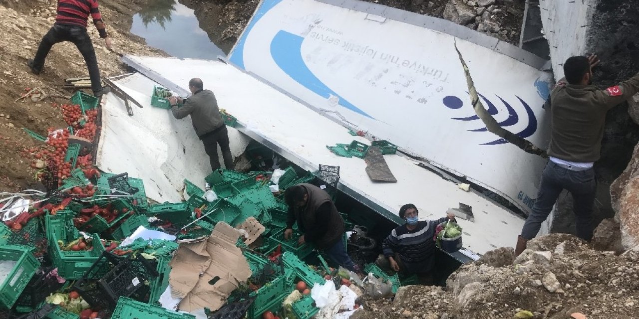 Devrilen Tırdan Yola Saçılan Sebze Ve Meyveyi Kasalara Koyup Evlerine Götürdüler