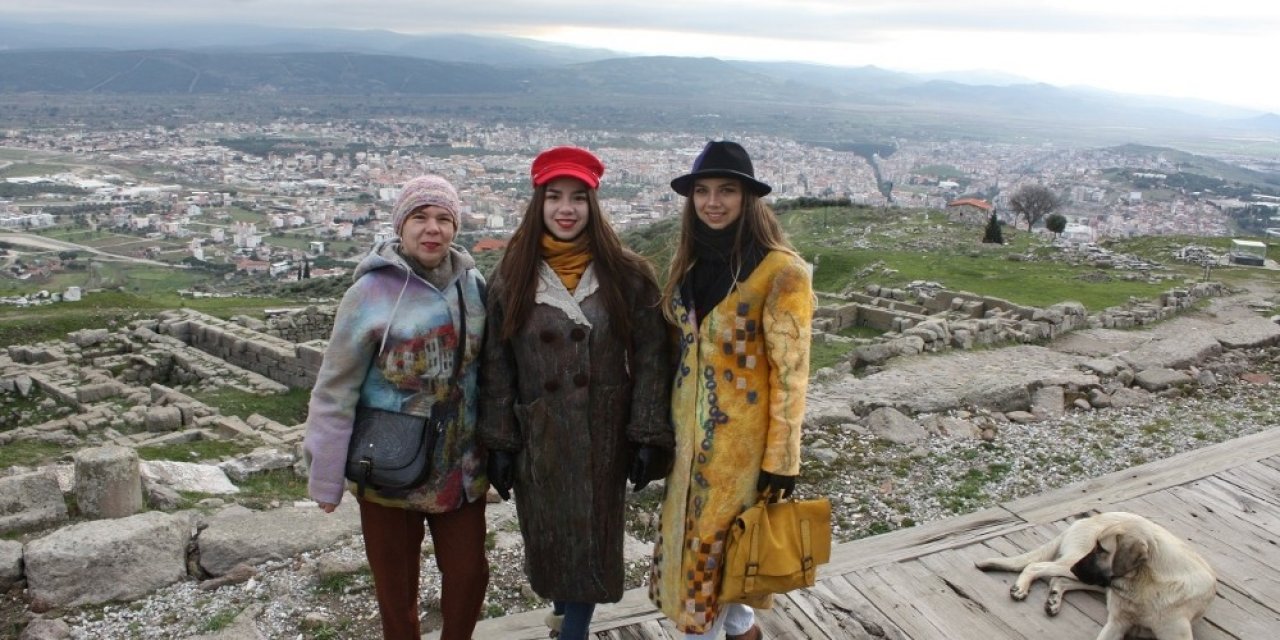 Bergama Ünlü Modacının Tasarımlarına İlham Kaynağı Oldu