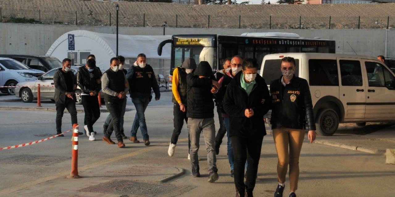 Eft Dolandırıcılığı Yapan Şüpheliler Adliyede