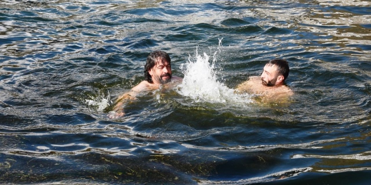 Buz Gibi Havada Suya Girip Yüzdüler