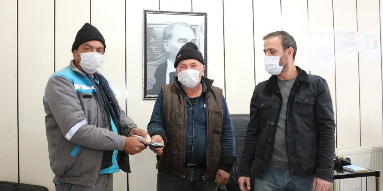 Temizlik Görevlisi Bank Altında Bulduğu Para Dolu Cüzdanı Sahibine Teslim Etti