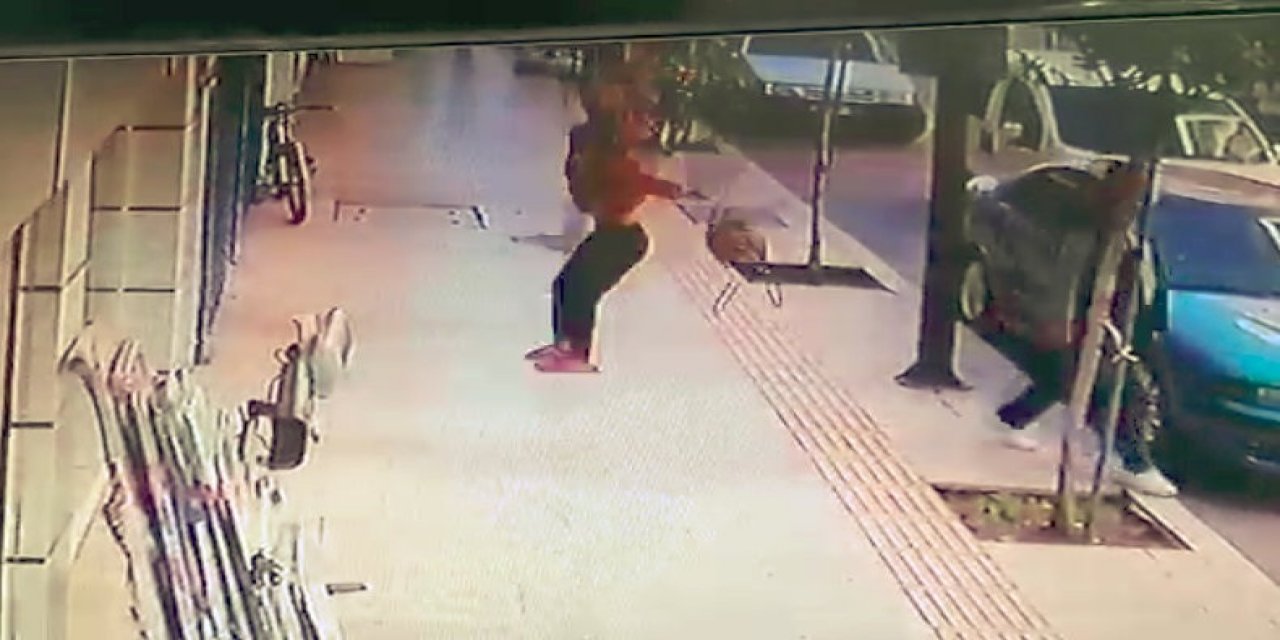 Kaldırımda Yürüyen Adamın Ölümden Saniyelerle Kurtulduğu Anlar Kamerada