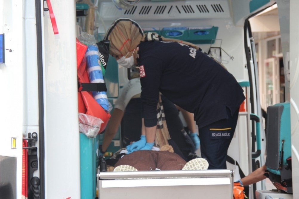 Bir anda yere yığıldıktan sonra iki kez kalbi duran, sağlık ekiplerinin dakikalarca süren kalp masajı ile hayata döndürülen yaşlı şahıs kaldırıldığı hastanede hayatını kaybetti.