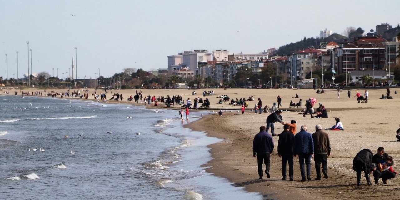 Samsun 26,5 Dereceyi Gördü, Vatandaşlar Sahillere Akın Etti