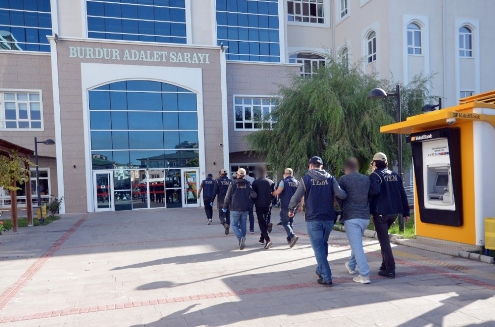 FETÖ operasyonunda gözaltına alınan 8 kişiden 1’i tutuklandı