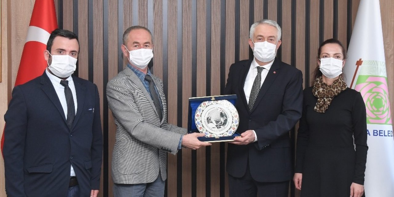 Isparta Kızılay Kan Merkezi Müdürü Güzel’den Başkan Başdeğirmen’e Plaket