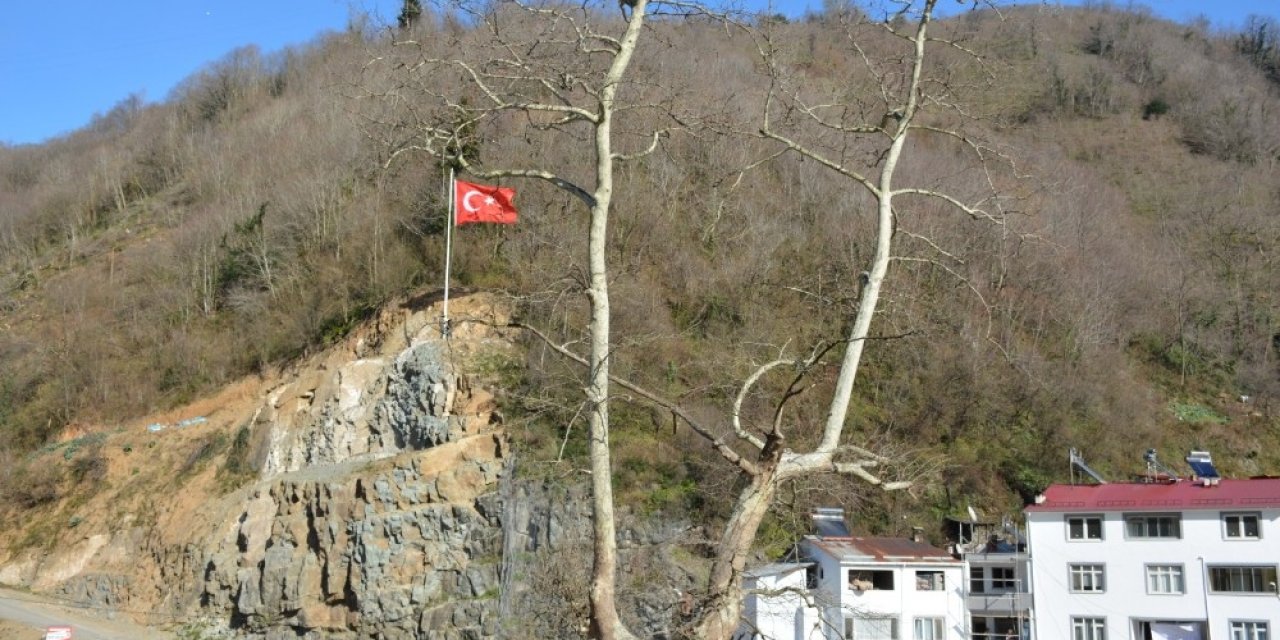 Heyelan Sahasına Türk Bayrağı