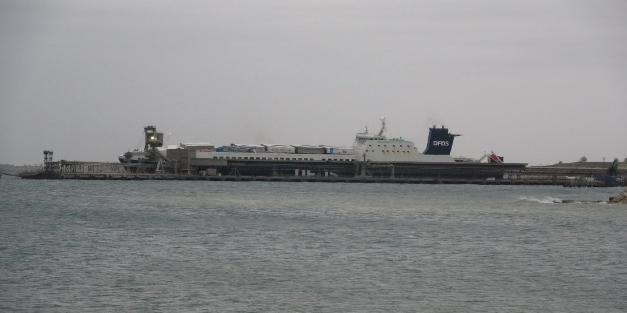 Çanakkale’de Yanan Ro-ro Gemisi Limana Yanaştırıldı