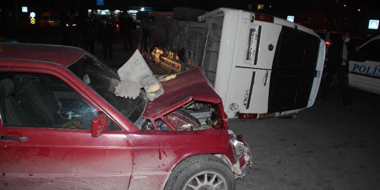 Otomobille Çarpışan İşçi Servisi Yan Yattı: 6 Yaralı