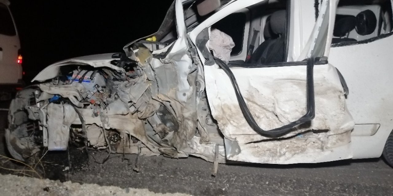 Kafaya Kafaya Çarpışıp Metrelerce Savrulan Araçlar Hurdaya Döndü: 5 Yaralı