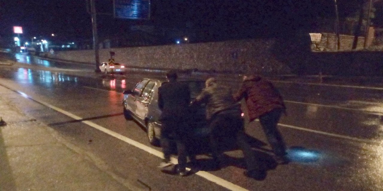 İ̇stanbul -çanakkale Yolu Şiddetli Sağanak Nedeniyle Göle Döndü, Mahsur Kalan Otomobili Polisler İterek Kurtardı