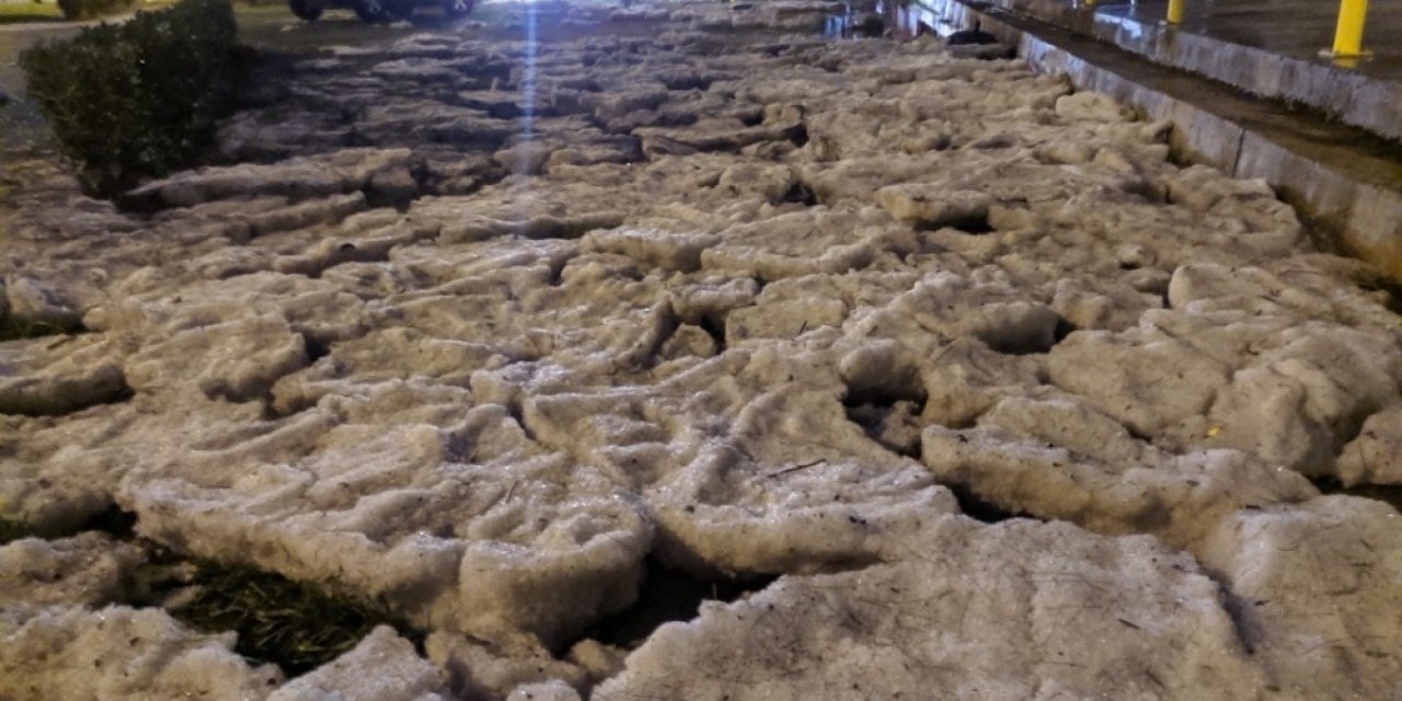 İ̇zmir’de Dolu Birikintileri Kar Yağışını Andırdı
