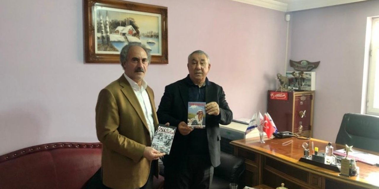 Serdar Ünsal, “soykırım” Ve “yüreğim İ̇revan’da Kaldı” Romanını İş İnsanı Tacettin Şimşek’e Hediye Etti