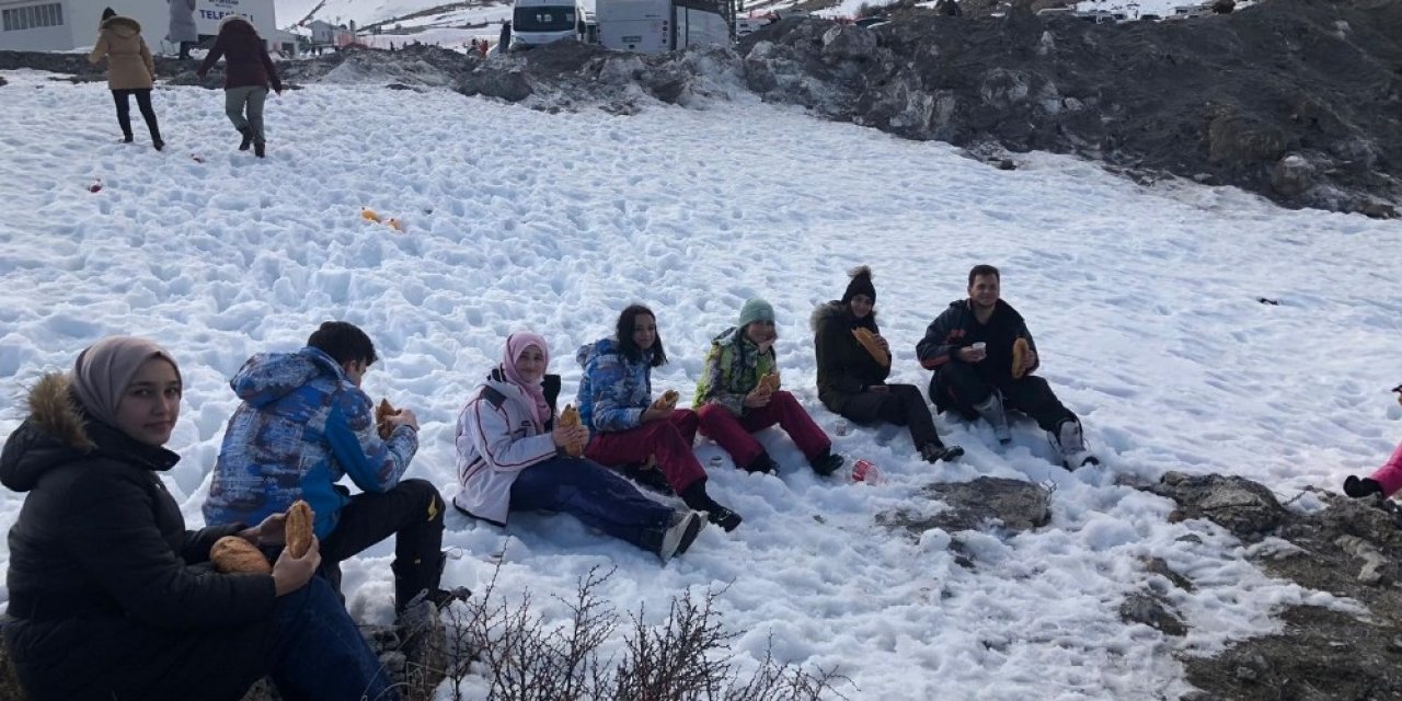 Gençlerin Kar İsteğini, Gençlik Spor Müdürlüğü Yerine Getirdi