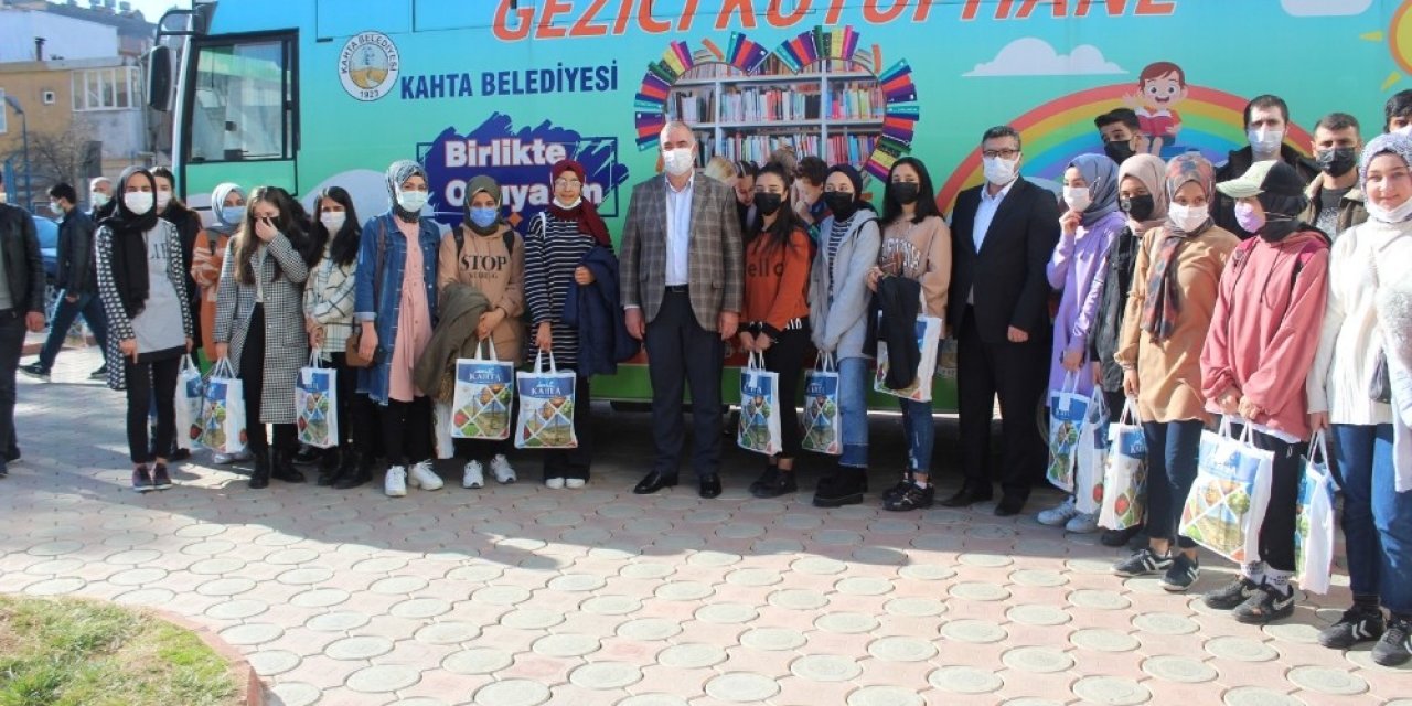 Kahta’da 350 Öğrenciye 2 Bin Kitap Desteği