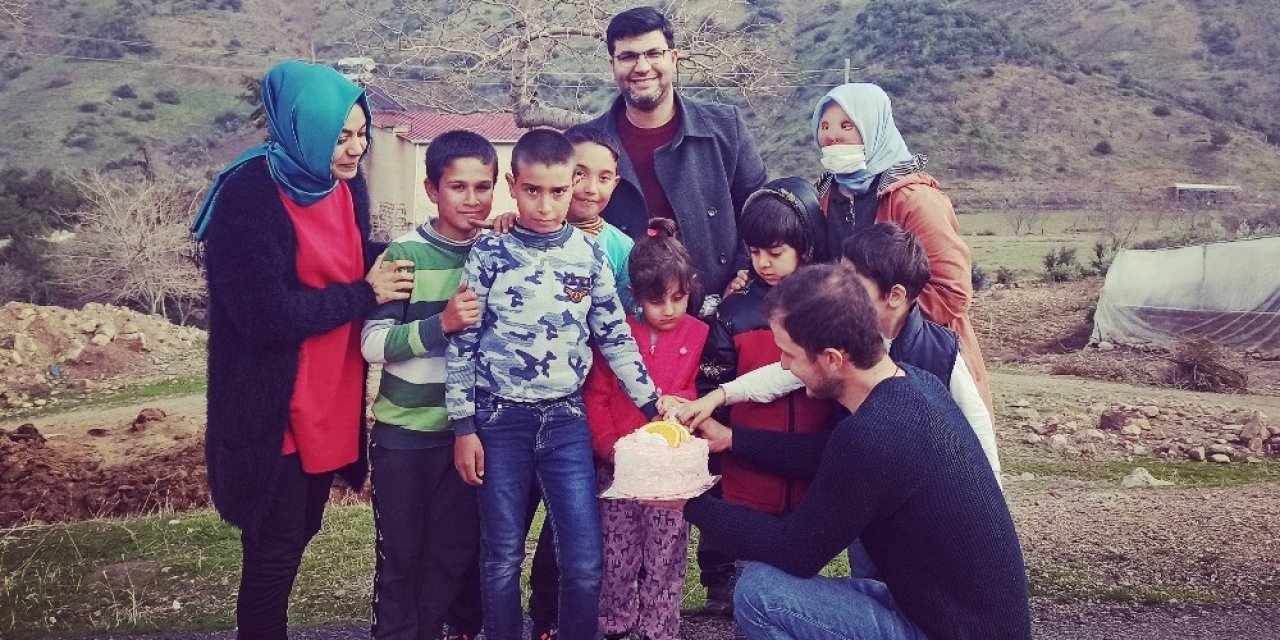 Köy Köy Gezip Çocuklara Pasta Dağıtıyorlar