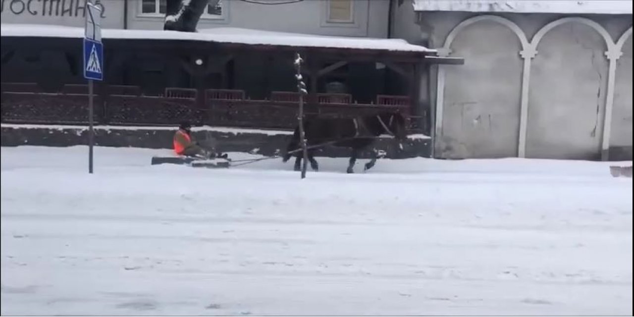 Ukrayna’da "atlı" Kar Küreme Aracı Sosyal Medyada Viral Oldu